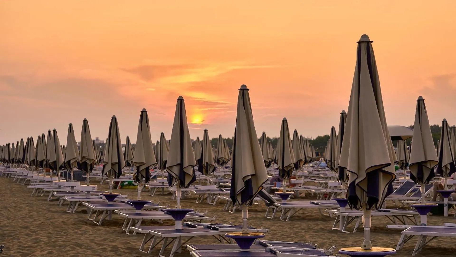 Enjoy The Sun From The Balcony Of Our Studio Bibione Apartament